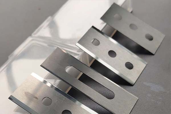 Razor slitting blades for thin film converting Razor slitting blades for thin film converting